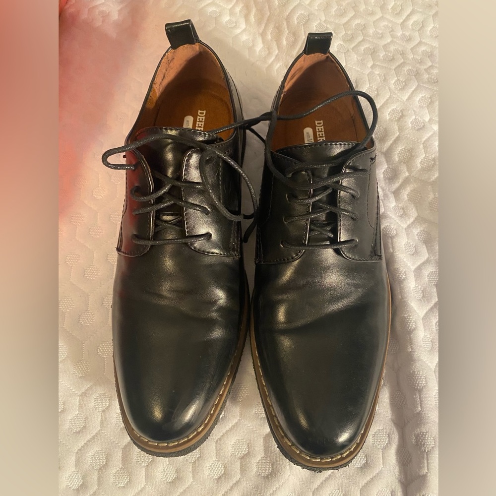 Men’s Dress Shoes. Excellent condition. Small tear on side of box.